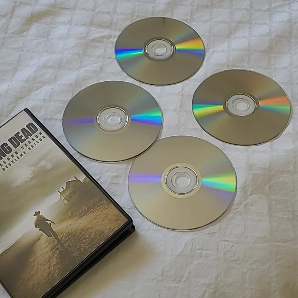 WALKING DEAD DVDs Seasons 1, 2 & 3 - Picture 9 of 14